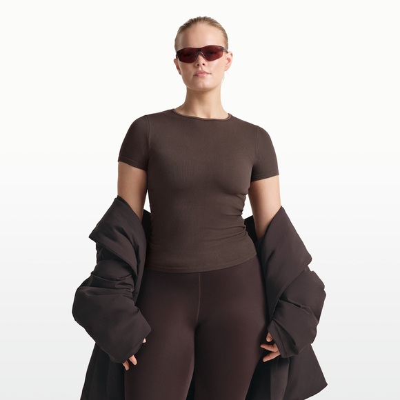 SKIMS NIKE SEAMLESS SHORT SLEEVE RIBBED TOP PHOENIX TRUFFLE S - Picture 2 of 6